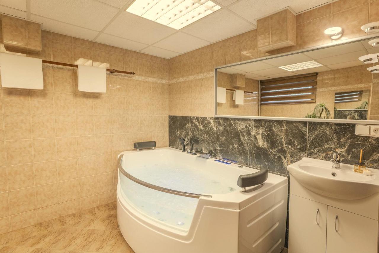 Wellness Studio! Finnish Sauna, Whirlpool, Gym & More! 프라하 외부 사진